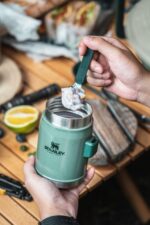 STANLEY Termoska jedálenská s lyžicou/vidličkou The Legendary Classic Food Jar 400 ml Hammertone Green – Obrázok 8
