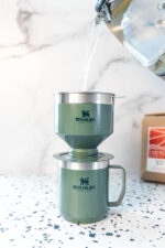 STANLEY Permanentný filter na prekvapkávanú kávu The Perfect-Brew Pour Over 590 ml Hammertone Green – Obrázok 10