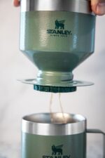 STANLEY Permanentný filter na prekvapkávanú kávu The Perfect-Brew Pour Over 590 ml Hammertone Green – Obrázok 11